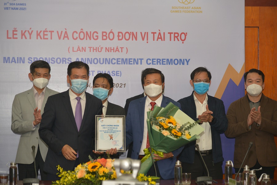 BTC SEA Games 31 trao Giấy chứng nhận cho ông Lê Văn Thành, Tổng giám đốc Công ty CP Động Lực - Nhãn hàng Jogarbola.